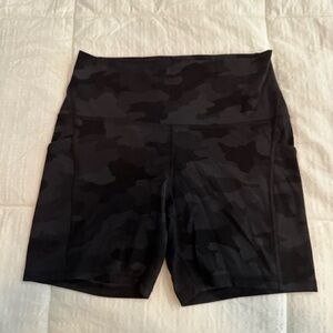 NWOT black camo high-rise Align Lululemon size 10 shorts.
